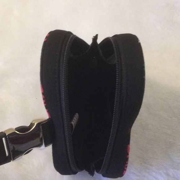 Betty Boop heart shaped wrist clutch - Picture 3 of 8